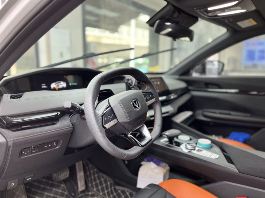 长安 UNI-VGT 银施工实拍图 1