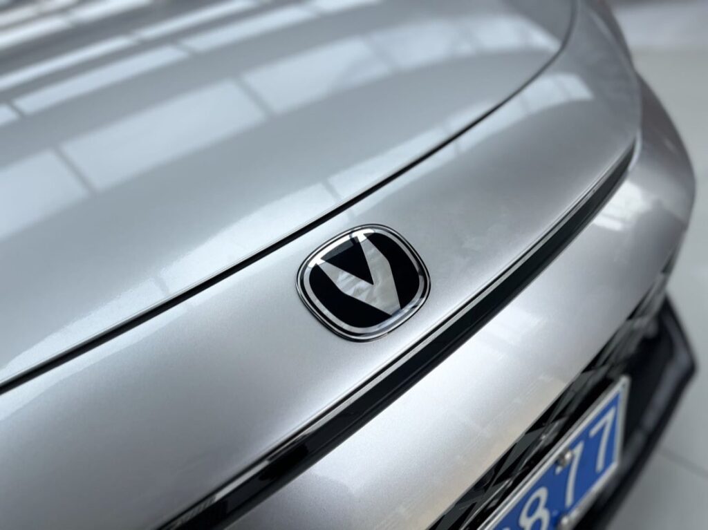 长安 UNI-VGT 银施工实拍图 9