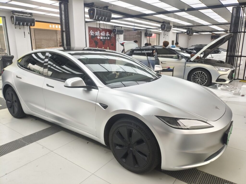 特斯拉焕新版 Model 3亚历山大银施工实拍图 1