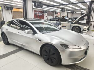 特斯拉焕新版 Model 3亚历山大银施工实拍图 1