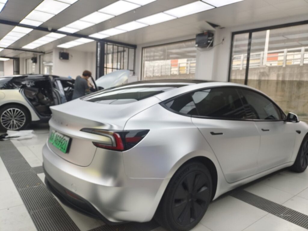特斯拉焕新版 Model 3亚历山大银施工实拍图 8