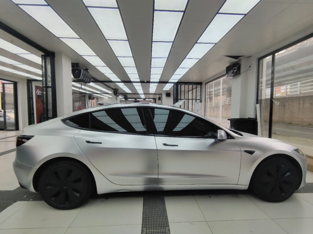 特斯拉焕新版 Model 3亚历山大银施工实拍图 9
